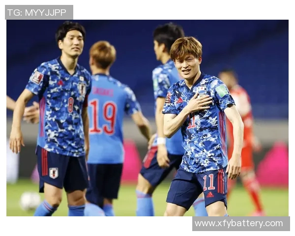 日本足球明星与孩子们温馨合影展现足球梦想与未来希望