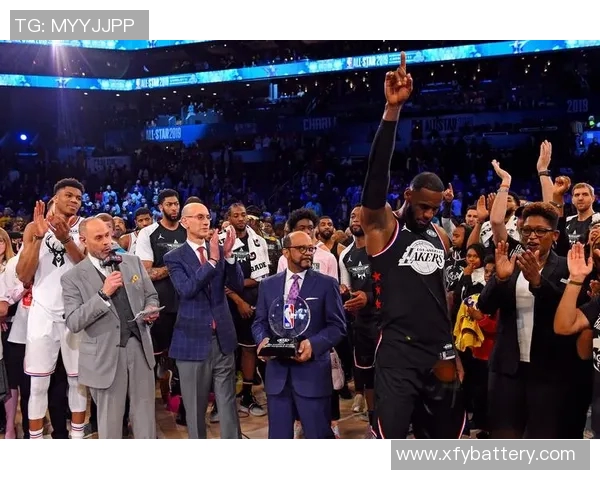 字母哥与足球明星亲密合照展现体育界友谊与合作精神